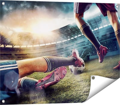 Gards Tuinposter Voetbal Sliding in het Stadion - 80x60 cm - Tuindoek - Tuindecoratie - Wanddecoratie buiten - Tuinschilderij