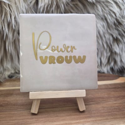 Robuust Wenstegeltje - Powervrouw – Luxe Cadeautegel met Tekst – Perfect Cadeau voor verjaardagen, vriendinnen, collega’s of als motivatie voor jezelf - Trendy nu - Keramiek - Robuust – 10X10