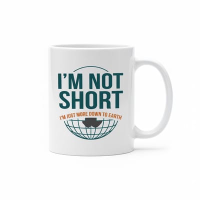 “Ik Ben Niet Klein, Ik Sta Gewoon Dichter bij de Aarde” Mok 330 ml – Grappige Quote Beker – Humoristisch Cadeau voor Vrienden, Collega’s & Familie
