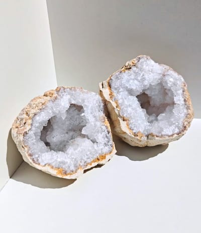ThaleiaDesign - Marokkaanse geode XL - Edelstenen en Mineralen - Kristallen - Spiritualiteit - Woondecoratie - interieur - cadeau vrouw - moederdag - bergkristal - meditatie