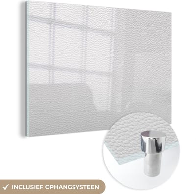 MuchoWow® Glasschilderij 60x40 cm - Schilderij acrylglas - Leer - Structuur - Lederlook - Wit - Foto op glas - Schilderijen