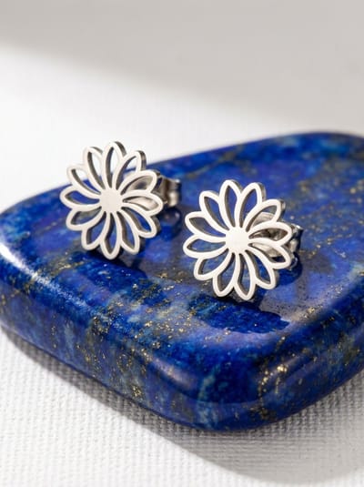Lundholm Oorknopjes Dames Zilverkleurige Bloem Aya Serie - Premium Stainless Steel Jewellery - Elegante Bloem Zilver Kleurige Oorbellen 1.2 cm - My Cadeau Vrouw