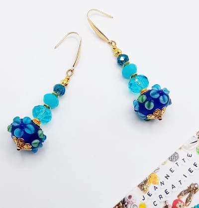 Jeannette-Creatief® - Chique - Oorbellen Blauwe Lampwork Glaskralen RVS Gouden Oorhaakjes DQ kralen - Blauwe Oorbellen - Oorbellen Goud RVS – Oorhangers – Oorbellen - Handgemaakt & Uniek - Griekse Stijl