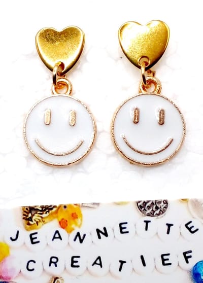 Jeannette-Creatief® - Fun - Smiley Wit - Witte Oorbellen - Oorbellen Dames - Gouden Hartjes - Valentijn