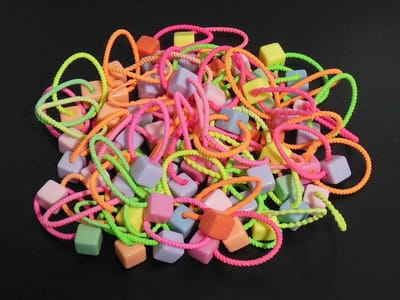 12 stuks mix kinderelastiekjes met blokjes diverse kleuren
