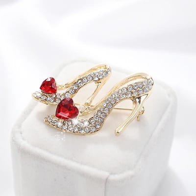 Broche de chaussures à talons hauts en forme de cœur en strass haut de gamme de mode européenne et américaine beige