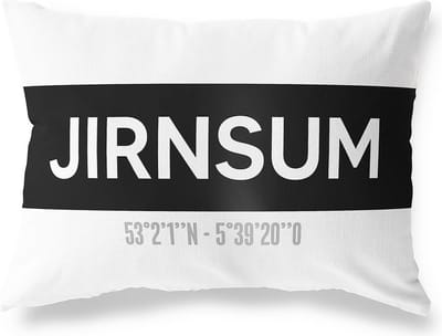 Tuinkussen JIRNSUM - FRIESLAND met coördinaten - Buitenkussen - Bootkussen - Weerbestendig - Jouw Plaats - Studio216 - Modern - Zwart-Wit - 50x30cm