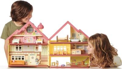 Bluey Speelgoed - Enorm Groot Licht en Geluid Speelhuis - 43 cm Hoog x 76 cm Breed - 3 Figuren en 15 Accessoires - Speelset - Vanaf 3 jaar - Figuren - Poppenhuis - Poppetjes