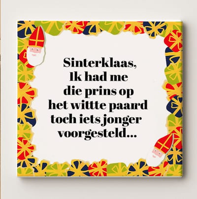Grappige Sinterklaas Tegel “Ik Had Me Die Prins op Het Witte Paard Toch Iets Jonger Voorgesteld” 15x15 cm – Humoristische Keramische Cadeautegel voor Sinterklaas en Feestdagen Decoratie