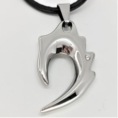 Stoer hoge Polish edelstaal tribal slagtanden zwaard met strass steentje hanger met RVS ketting 60 cm.