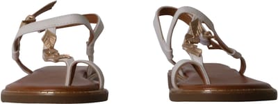 Platte sandalen met bandjes van Loevah Paris