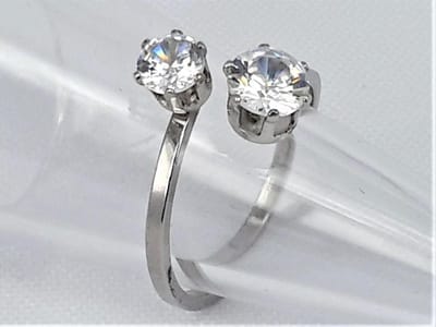 Schitterde zilverkleurig RVS dames ring maat 16 met 2 fonkelend kwaliteit zirkonia op pootjes gezet.