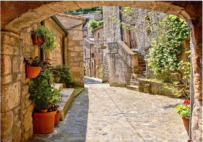Fotobehangkoning - Behang - Vliesbehang - Fotobehang Toscaanse Steeg 3D - Toscane - Italië - Provincial alley in Tuscany - 150 x 105 cm