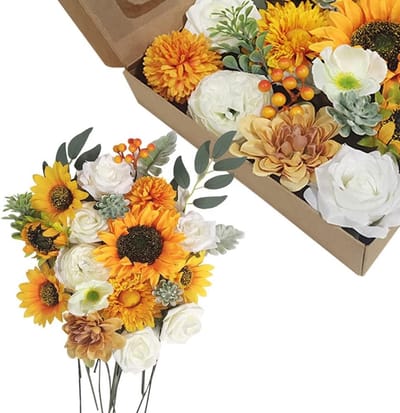 Kleurige zijden bloemen in bekers, kleine boeketten voor DIY knutselen, bruiloften, feesten en tafeldecoratie