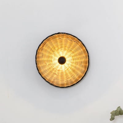 FARO BARCELONA Costas wandlamp, zwart/licht hout, rotan, Ø 40 cm