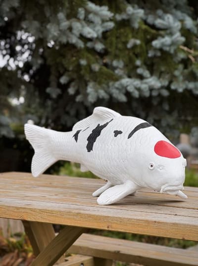 Koi karper wit/zwart rode stip Japan RECHTSGERICHT- 25 cm hoog - polyester - polystone - beeld - vis - vijverdecoratie - tuinbeeld - hoogkwalitatieve kunststof - decoratiefiguur - interieur - accessoire - voor binnen - voor buiten - cadeau - geschenk