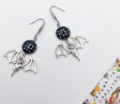 Jeannette-Creatief® - Halloween - Oorbellen Zwart Zilver Sterren Vleermuis - Zwart Zilveren Oorbellen - Halloween Accessoires - Halloween Sieraden - Halloween oorbellen - Halloween Kostuum - Halloween Decoratie - Carnaval