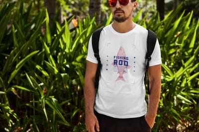 Shirt - Fishing rod - Wurban Wear | Grappig shirt | Vissen | Unisex tshirt | Vishengel | Opbergbox | Zonnebril | Aas| Roofvis | Wit