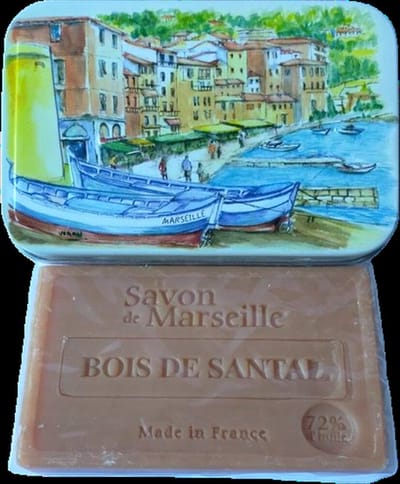 Metalen zeepblik met opdruk Port de Marseille met Marseillezeep Sandalwood 100 gram