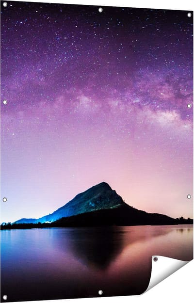 Gards Tuinposter Melkweg bij een Berg in Thailand - 90x120 cm - Tuindoek - Tuindecoratie - Wanddecoratie buiten - Tuinschilderij