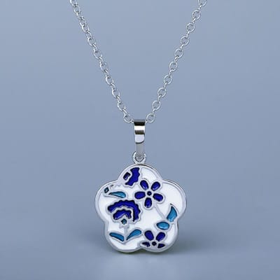 Nieuwe Emaille Ketting met Witte Kauwgom Druipende Pruimenbloesem Hanger voor Dames Elegantie gray