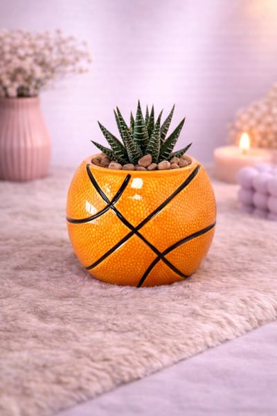 Bloempot ‘Basketball Vibes’ – Sporty & uniek! (klein) | Viva Femme | Bloempot | Decoratie | Cadeau | Wonen | Planten | Bloemen | Lente | Vrolijk | Sportief | Moederdag