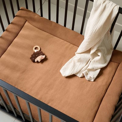 Petite Amélie Boxkleed voor inklapbare babybox 75x96cm Caramel - Speelkleed baby - 100% Biologisch fijngebreid katoen - Zacht en gevoerd - Knus Speelparadijs