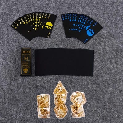 Un jeu de cartes à jouer et 7 jeux de dés, cartes à jouer fluorescentes imperméables en plastique PVC, dés de jeu de table polyédriques en résine, dés de crâne enveloppés de résine