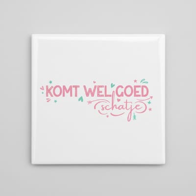 “Komt Wel Goed Schatje” Keramische Tegel met Lieve Typografie – Beterschap Quote & Wanddecoratie – 15 × 15 cm