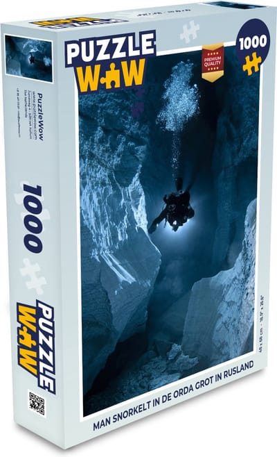 Puzzel Man snorkelt in de Orda grot in Rusland - Legpuzzel - Puzzel 1000 stukjes volwassenen