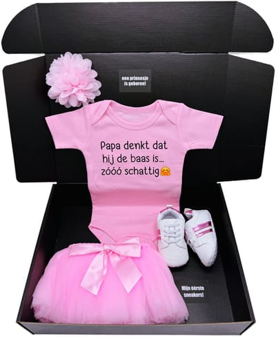 Kraamcadeau - kraamcadeau meisje -roze romper - babyschoentjes - baby petticoat en baby hoofdband - papa denkt dat hij de baas is, geboortecadeau meisje, cadeau geboorte meisje