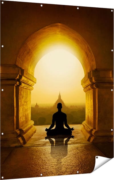 Gards Tuinposter Man Doet Yoga in een Boeddha Tempel - 120x160 cm - Tuindoek - Tuindecoratie - Wanddecoratie buiten - Tuinschilderij