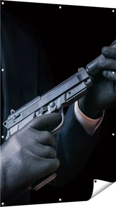 Gards Tuinposter Maffia Man met een Pistool in Handen - 100x150 cm - Tuindoek - Tuindecoratie - Wanddecoratie buiten - Tuinschilderij