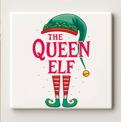 The Queen Elf Tegel – 15x15 cm Keramische Wanddecoratie – Leuke Kerstdecoratie & Cadeau Idee voor Haar of Feestliefhebbers