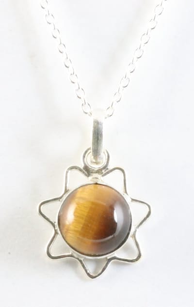 Fijne opengewerkte zilveren hanger met tijgeroog aan ketting