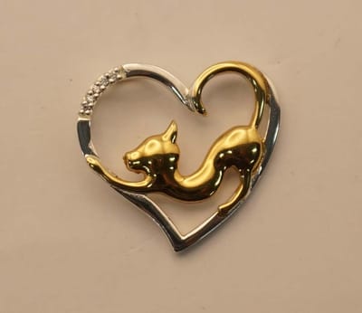 Sterling zilver hanger met 1 micron 14k goud kat in zilver hartje - zilver goud hanger kat in hartje - hanger katten liefhebbers - hartje met kat erin hangertje voor aan ketting - katten hangers - poezen hangers zilver goud