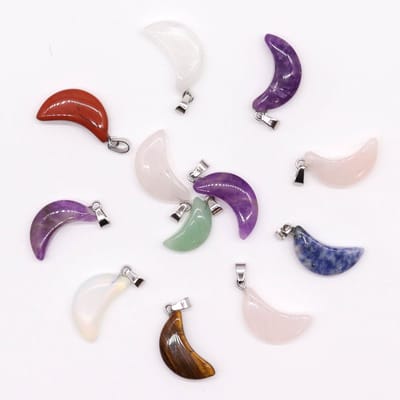 Ancient Wisdom - Edelsteen - Hangers met maanvormige gomati chakra stenen 20x13 mm - cadeau - meditatie - decoratie - bescherming - voorspoed - energie