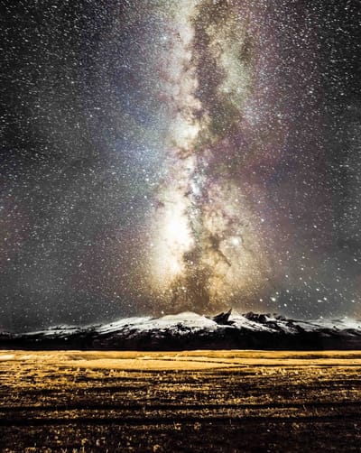 Melkweg met besneeuwde bergen over Tibet - print - Plexiglas 80x60 cm - Wanddecoratie - fotowand - foto op muur - Joel Gugler Photography