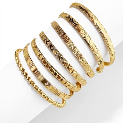 Set van 7 goudkleurige bangle armbanden voor dames met gegraveerde en gedraaide motieven – brede dames armbanden set