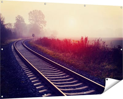 Gards Tuinposter Spoorweg Rails tijdens de Herfst met Mist - 150x100 cm - Tuindoek - Tuindecoratie - Wanddecoratie buiten - Tuinschilderij
