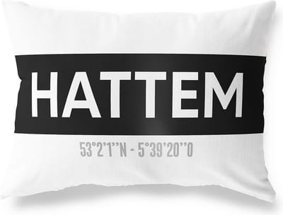 Tuinkussen HATTEM - GELDERLAND met coördinaten - Buitenkussen - Bootkussen - Weerbestendig - Jouw Plaats - Studio216 - Modern - Zwart-Wit - 50x30cm