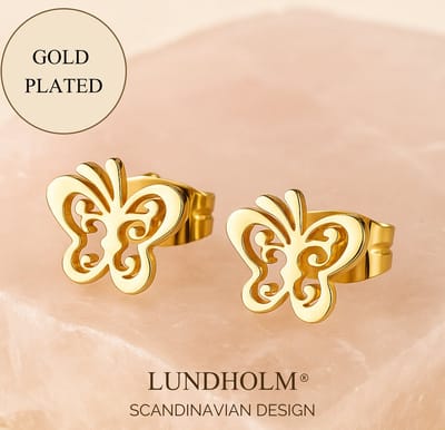Lundholm Oorknopjes Dames Vlinder – Premium Stainless Steel Gold Plated – Schattige Vlinder Studs (1.0 x 0.8 cm) – Cadeautje Oorbellen – Luxe Geschenkverpakking