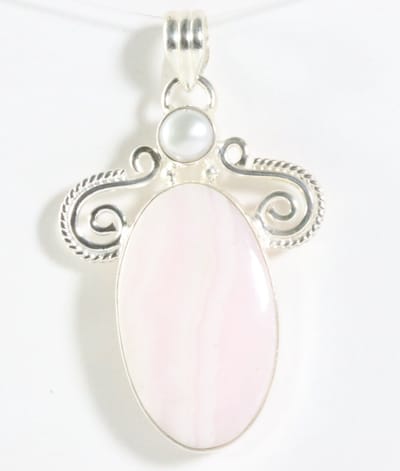 Grote bewerkte zilveren hanger met roze lace agaat en parel