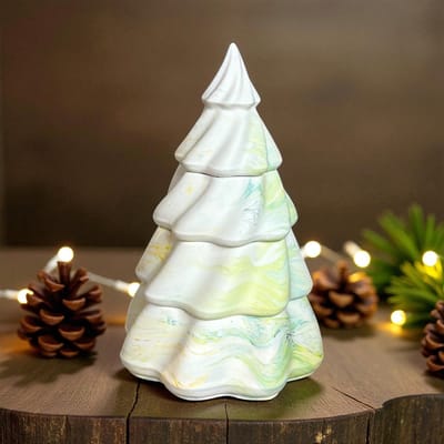 BAM Kerstboomkaars – 4-delige Set met 3 Geurkaarsen en Top – Eucalyptus – Geel-Groen Gemarmerd – 18 cm - Christmas Collection