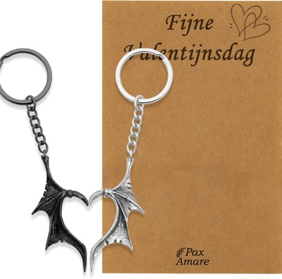 Koppel Sleutelhanger voor 2 'Fijne Valentijnsdag' - Vleugels Hart - Sleutelhanger set op Cadeau Kaartje - Zilverkleurig & Zwart - Vriendschap of Relatie Symbool - Pax Amare