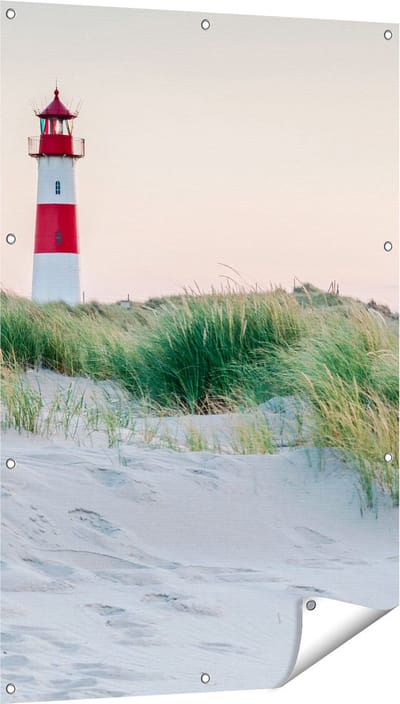 Gards Tuinposter Strand en Duinen met een Vuurtoren - 80x120 cm - Tuindoek - Tuindecoratie - Wanddecoratie buiten - Tuinschilderij