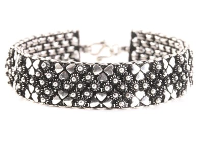 Brede fijn bewerkte zilveren armband - polsomtrek 17 cm.