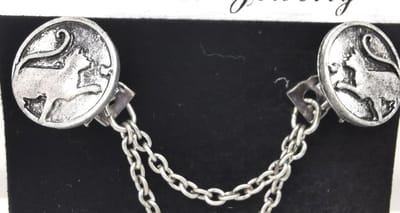 Vestsluiting - clip met dubbel ketting - Kat vangen vlinder - voor - vest - sjaal - omslagdoek in kleur antiek zilver look.