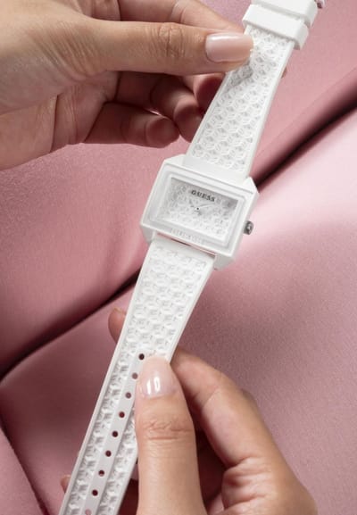 Guess Mod Pop Kwarts Analoog Horloge Wit Kast Gemaakt Van 100% Biogebaseerd Nylon En Een Armband Van 100% Siliconen 33 GW0677L1, GW0677L2