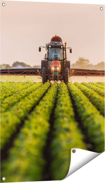 Gards Tuinposter Rode Tractor op het Veld aan het Sproeien - 60x90 cm - Tuindoek - Tuindecoratie - Wanddecoratie buiten - Tuinschilderij
